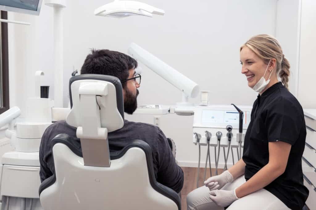 Zahnärztin im Gespräch mit einem Patienten im Behandlungszimmer des Zahnzentrum Leipzig MVZ