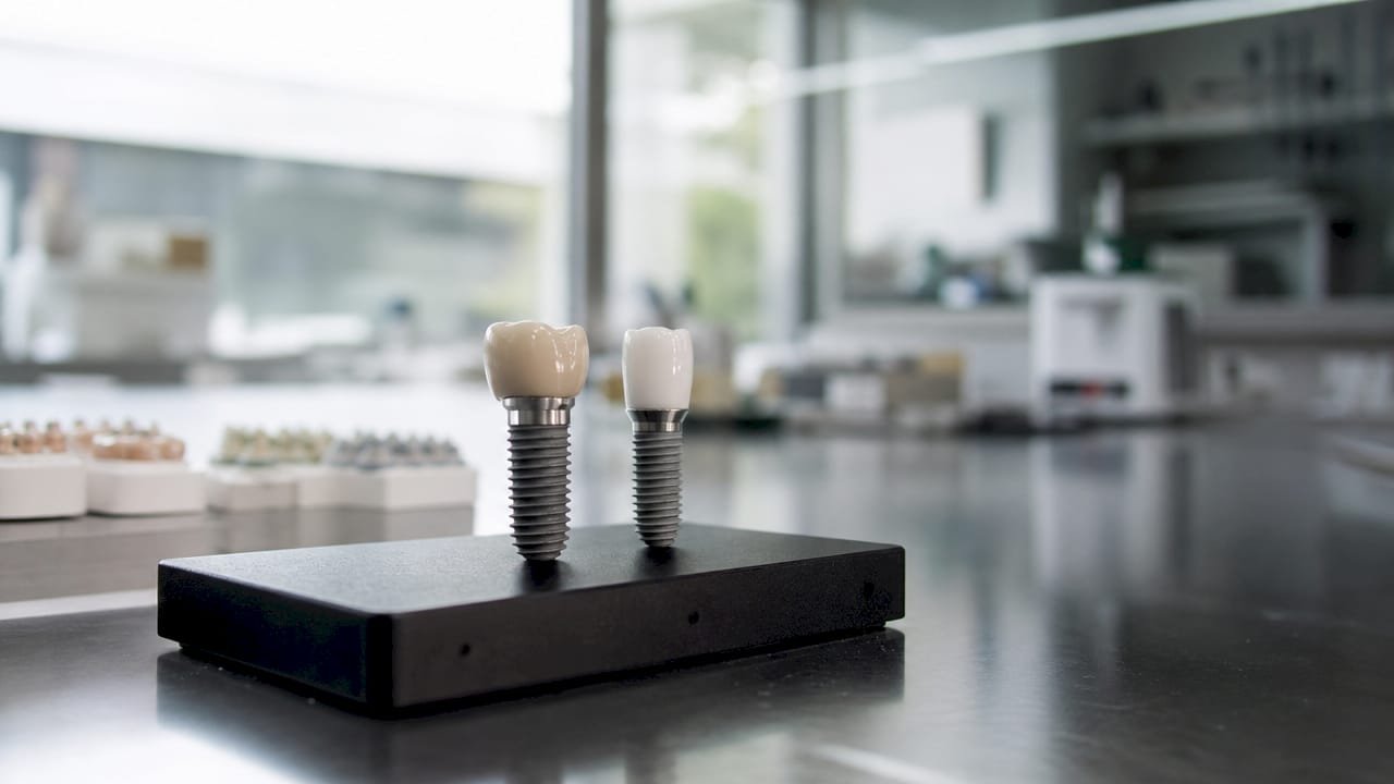 Detailansicht von Implantaten aus Titan und Zirkonoxid